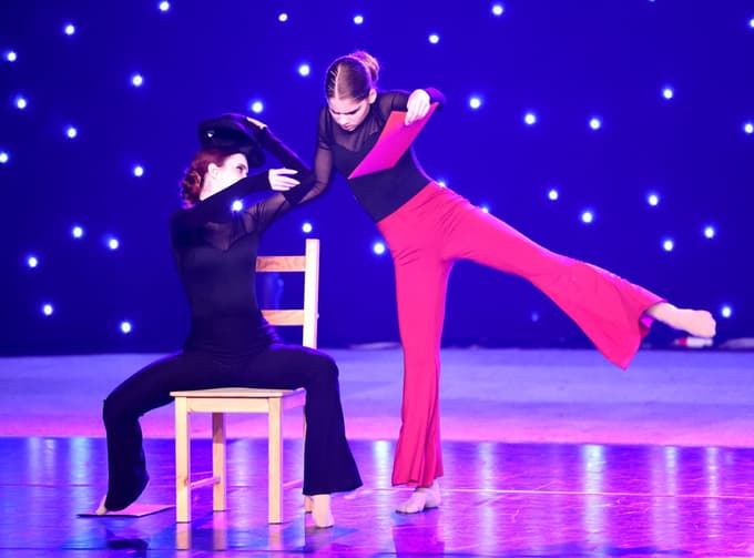 (FOTO) Več kot 2000 plesalcev zavzelo Dvorano Tabor: Od baleta do break dancea v nekaj minutah
