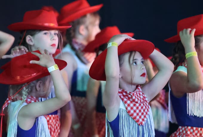 (FOTO) Več kot 2000 plesalcev zavzelo Dvorano Tabor: Od baleta do break dancea v nekaj minutah