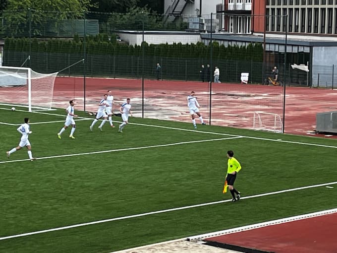 Grega Klarič slavi zadetek v skoku kot Benjamin Šeško. 