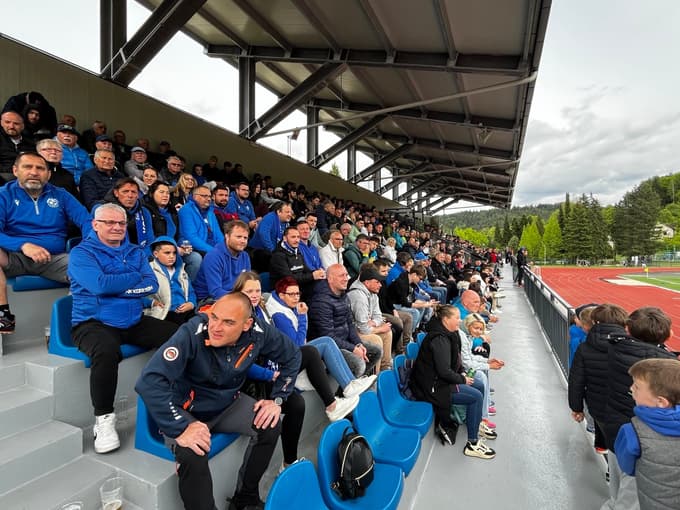 Navijači obeh ekip so lepo popolnili tribuno. 