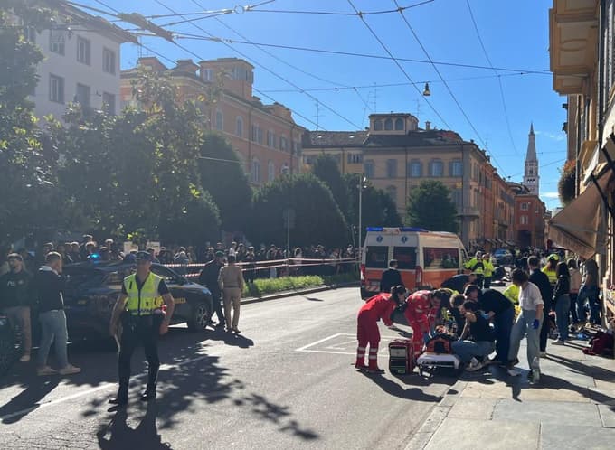 (FOTO) Z avtom zapeljal med pešce v središču Modene, več ljudi huje poškodovanih