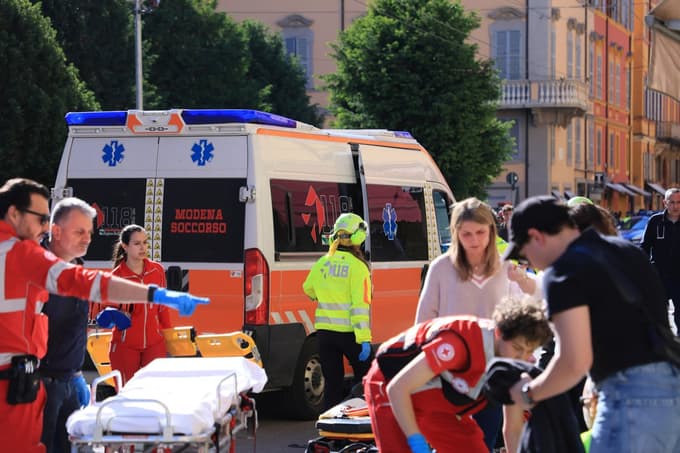 (FOTO) Z avtom zapeljal med pešce v središču Modene, več ljudi huje poškodovanih