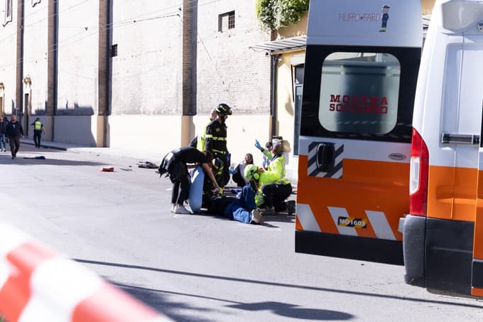 (FOTO) Z avtom zapeljal med pešce v središču Modene, več ljudi huje poškodovanih