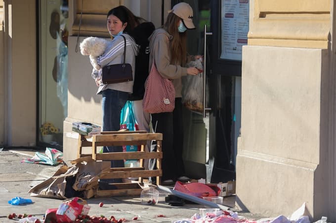 (FOTO) Z avtom zapeljal med pešce v središču Modene, več ljudi huje poškodovanih