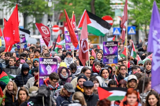 Ni odra za genocid, so sporočali protesti na Dunaju.