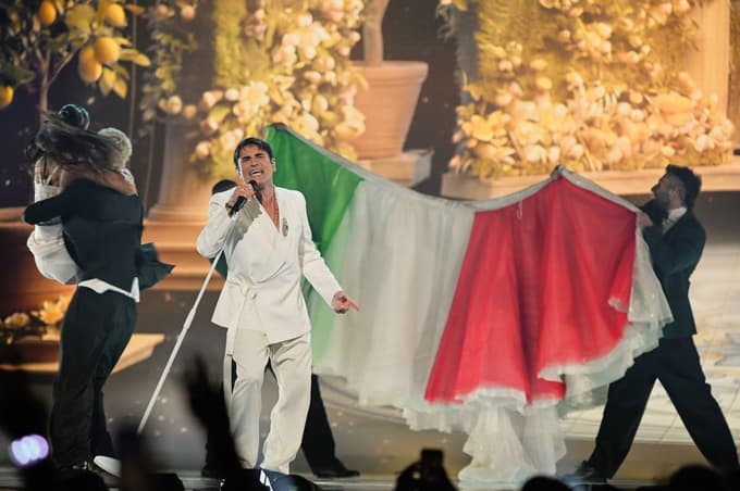 Italijan Sal Da Vinci, zmagovalec Sanrema, je zapel svojo poročno himno Per sempre si. Glasove je Italija letos sporočila kar iz njegovega domačega Neaplja.