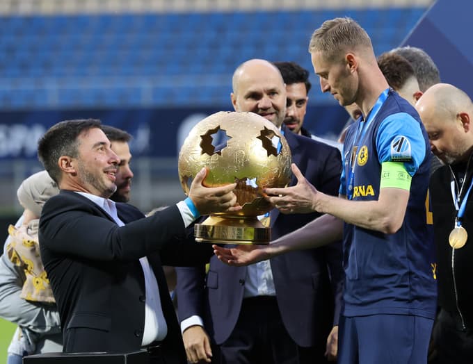 (FOTO) Koprčani nekoliko pokvarili celjsko slavje ob dvigu pokala za naslov državnih prvakov