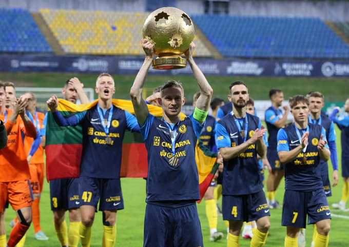 (FOTO) Koprčani nekoliko pokvarili celjsko slavje ob dvigu pokala za naslov državnih prvakov