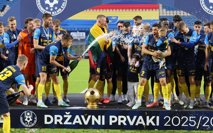 (FOTO) Koprčani nekoliko pokvarili celjsko slavje ob dvigu pokala za naslov državnih prvakov