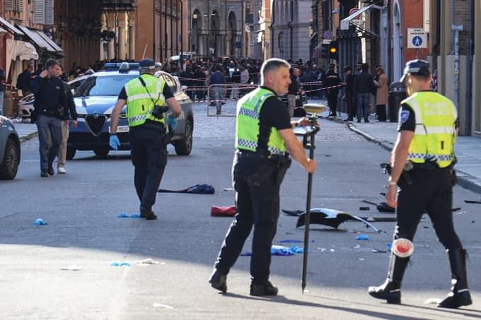 Policija na območju incidenta, v katerem je bilo več poškodovanih. 