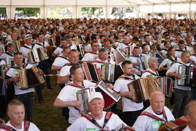 Harmonikarji pri poskusu podiranja Guinnessovega rekorda v skupinskem igranju harmonik.
