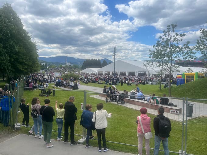 Harmonikarje je pri poskusu podiranja Guinnessovega rekorda v skupinskem igranju harmonik spremljalo veliko poslušalcev. Žal je sicer zunaj šotorov glas tisočih harmonik preglasila zgolj ena harmonika, ki je bila ozvočena, ker je dajala igralcem ritem.
