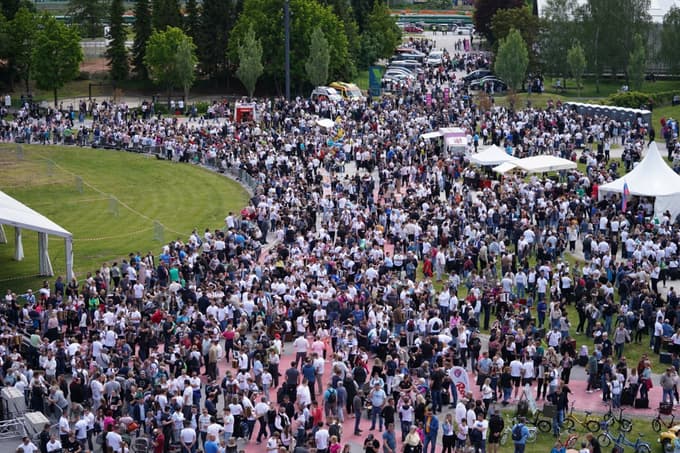Harmonikarje je pri poskusu podiranja Guinnessovega rekorda v skupinskem igranju harmonik spremljala velika množica ljudi.