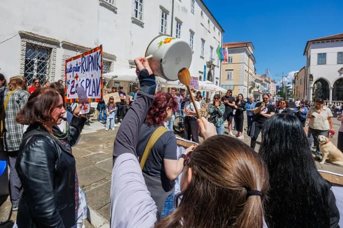 (FOTO) V Kopru pohod za življenje in protishod v imenu pravic žensk 