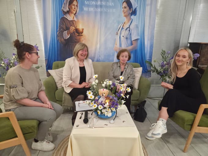 S tremi medicinskimi sestrami treh generacij se je pogovarjala Darinka Čobec.