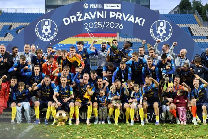 Grofi so tretjič v klubski zgodovini dvignili pokal za najboljšo ekipo v državi.