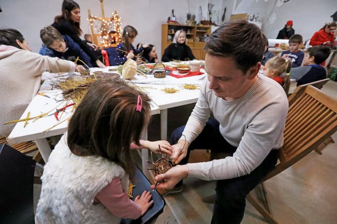 Društvo Mars organizira ustvarjalne delavnice v Vetrinjskem dvoru ob vikendih pa tudi med vsemi šolskimi počitnicami.