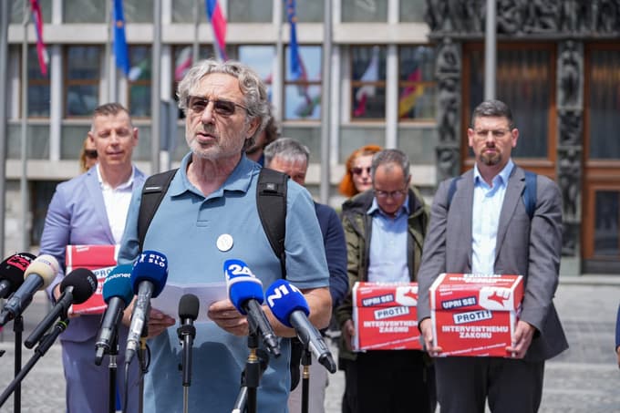 "Tako impresivno število podpisov v tako kratkem času je prvo, a jasno sporočilo: to ni zakon za ljudi, to je zakon proti ljudem, za kapital in za bogate, to ni zakon za razvoj Slovenije, to je zakon za razkroj socialne države," je dejal Branimir Štrukelj.