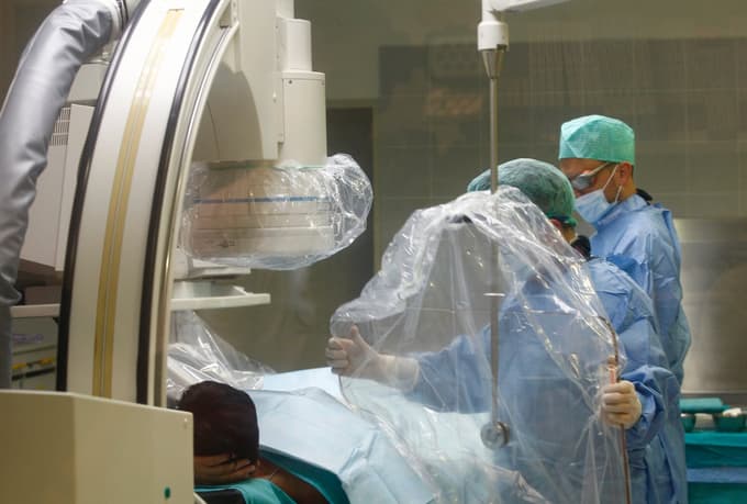 Kolonoskopija, ki je osrednja diagnostična preiskava, je lahko zelo neprijetna, se pa k sreči tudi tukaj tehnologija in znanje stroke izboljšujejo, zato postaja ta metoda tudi bolj sprejemljiva.