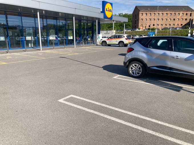Le nekaj korakov stran so bila na voljo običajna parkirna mesta. 
