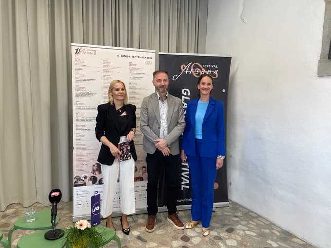 Županja Mestne občine Ptuj Nuška Gajšek, umetniški direktor festivala Arsana Mladen Delin in predstavnica generalnega pokrovitelja festivala NLB Irena Oven.