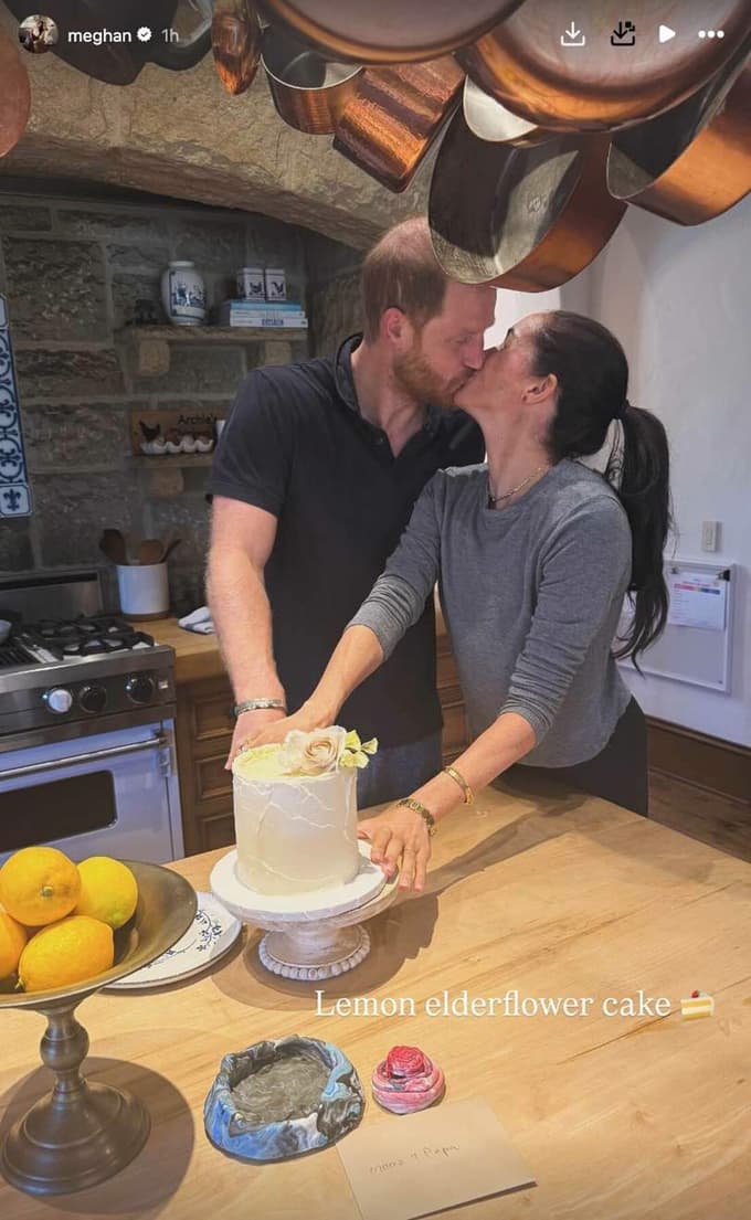 Ko sta se Harry in Meghan poljubila, je eden od otrok zavpil, naj upihneta svečke.