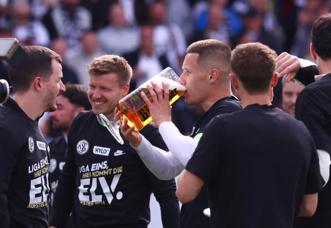 Pivo na nemški nogometni veselici ne manjka.