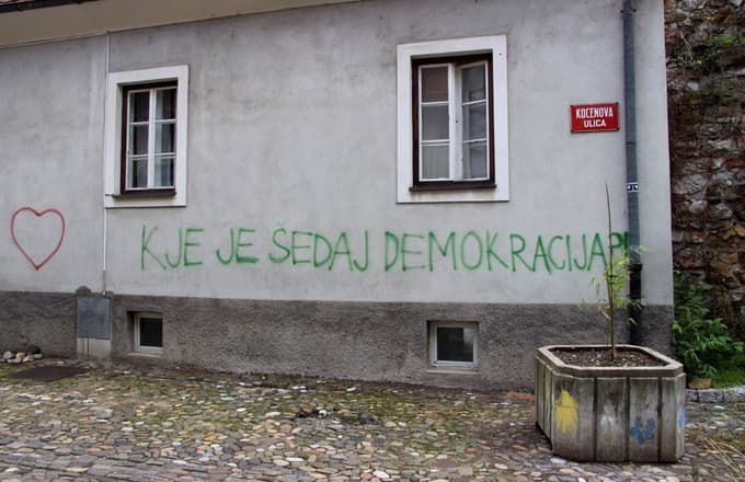 (POGLED) Kolumna Dejana Verčiča: Kdo vlada? Kdorkoli zmore. Za destigmatizacijo in deidiotizacijo politike