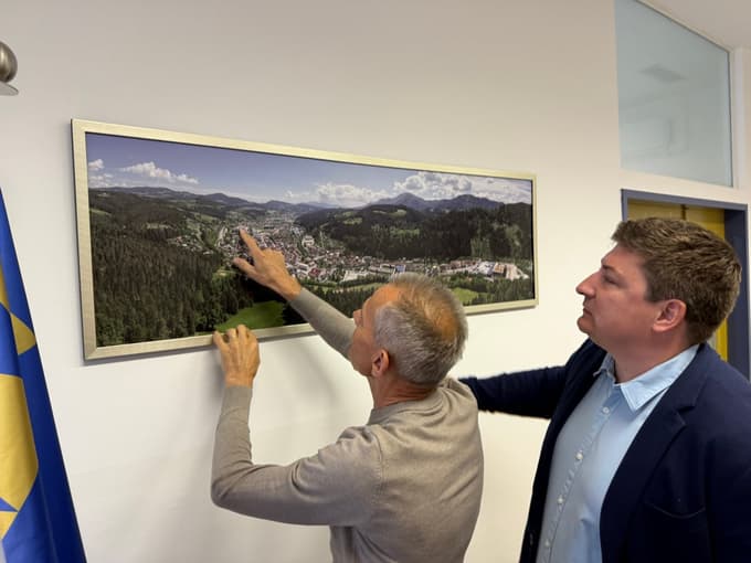 Matic Tasič s podžupanom Stašom Lodrantom.