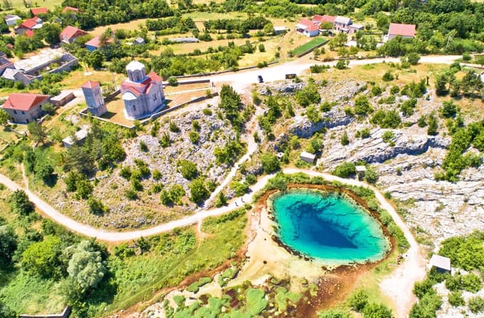 Turisti to čarobno lokacijo najpogosteje občudujejo in fotografirajo iz zraka.