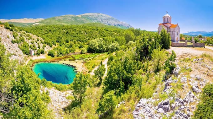 Mesto Vrlika ne ponuja le naravnih lepot, temveč skriva tudi bogato kulturno dediščino.