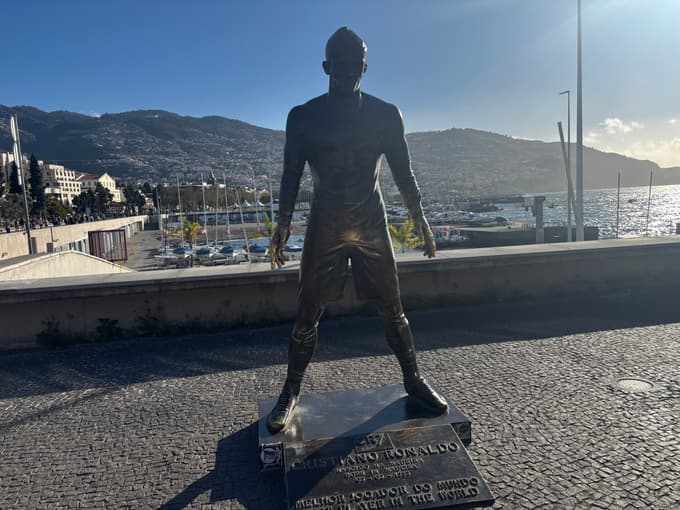 Ronaldov kip pred muzejem CR7 v Funchalu je prava turistična atrakcija.