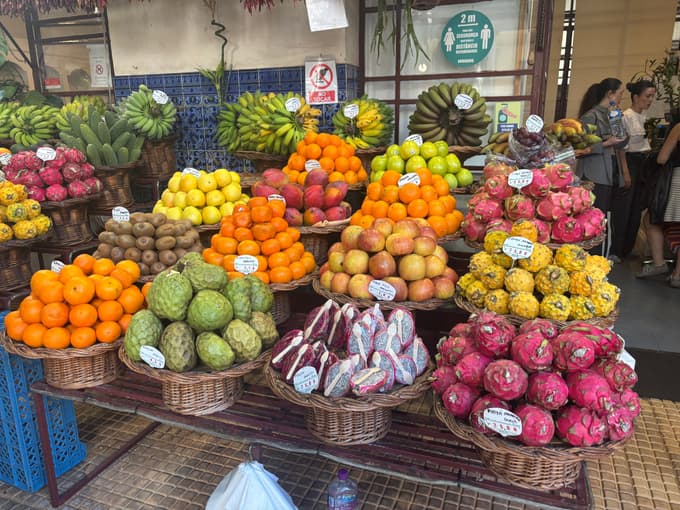 Eksotično sadje – marakujo, mango, papajo, banane in ananas – prodajajo ob cestah, na tržnicah in mestnih ulicah.