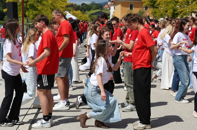 (FOTO IN VIDEO) Maturantska plesna četvorka po Sloveniji. V Mariboru pa na Lentu: "Plesalci poklon"