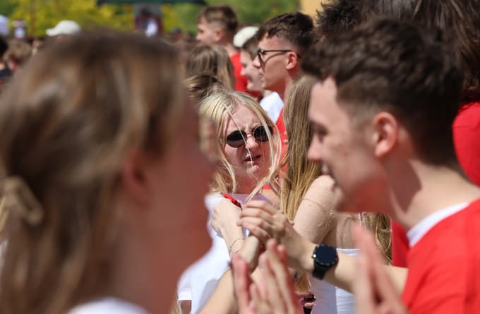 (FOTO IN VIDEO) Maturantska plesna četvorka po Sloveniji. V Mariboru pa na Lentu: "Plesalci poklon"