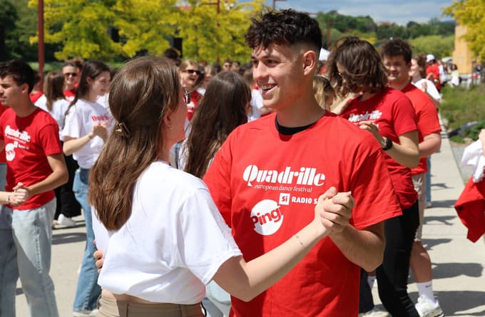 (FOTO IN VIDEO) Maturantska plesna četvorka po Sloveniji. V Mariboru pa na Lentu: "Plesalci poklon"