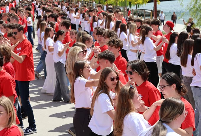 (FOTO IN VIDEO) Maturantska plesna četvorka po Sloveniji. V Mariboru pa na Lentu: "Plesalci poklon"