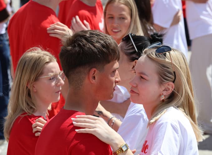 (FOTO IN VIDEO) Maturantska plesna četvorka po Sloveniji. V Mariboru pa na Lentu: "Plesalci poklon"