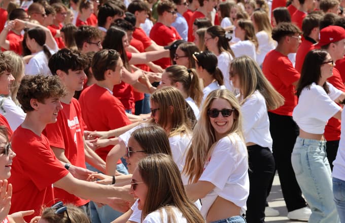 (FOTO IN VIDEO) Maturantska plesna četvorka po Sloveniji. V Mariboru pa na Lentu: "Plesalci poklon"