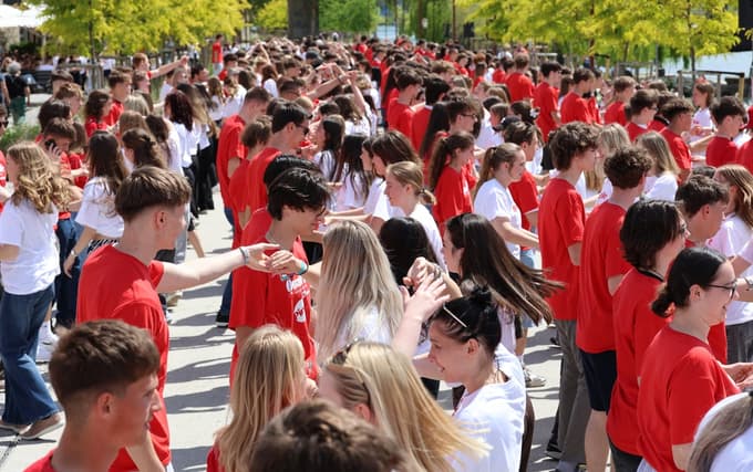 (FOTO IN VIDEO) Maturantska plesna četvorka po Sloveniji. V Mariboru pa na Lentu: "Plesalci poklon"