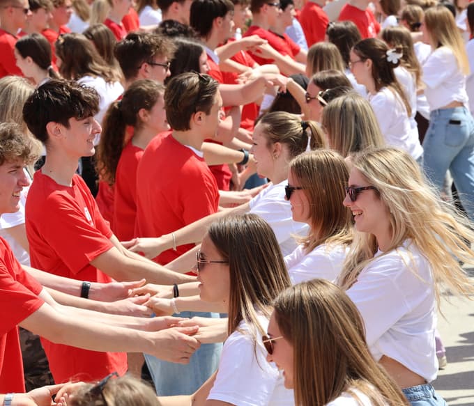 (FOTO IN VIDEO) Maturantska plesna četvorka po Sloveniji. V Mariboru pa na Lentu: "Plesalci poklon"