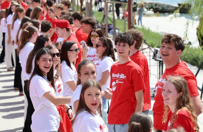 (FOTO IN VIDEO) Maturantska plesna četvorka po Sloveniji. V Mariboru pa na Lentu: "Plesalci poklon"