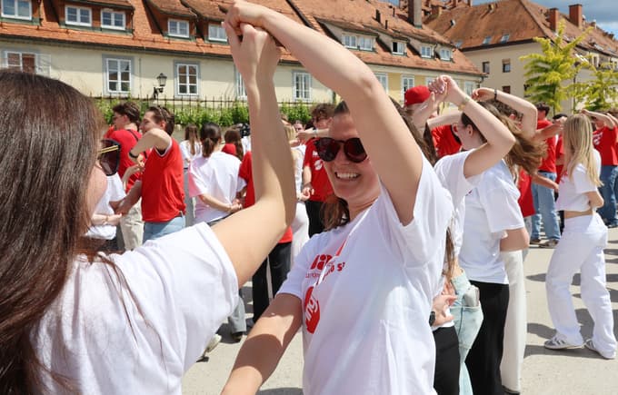 (FOTO IN VIDEO) Maturantska plesna četvorka po Sloveniji. V Mariboru pa na Lentu: "Plesalci poklon"