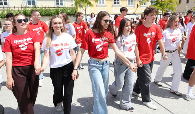 (FOTO IN VIDEO) Maturantska plesna četvorka po Sloveniji. V Mariboru pa na Lentu: "Plesalci poklon"