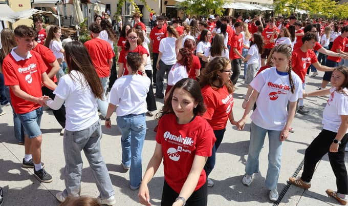 (FOTO IN VIDEO) Maturantska plesna četvorka po Sloveniji. V Mariboru pa na Lentu: "Plesalci poklon"