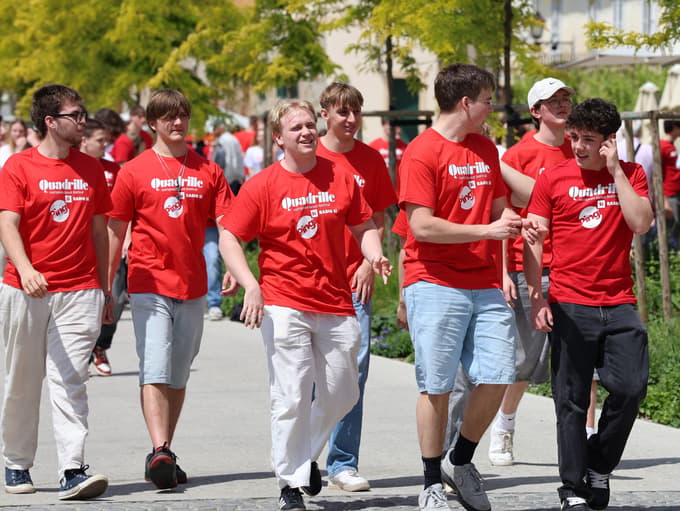 (FOTO IN VIDEO) Maturantska plesna četvorka po Sloveniji. V Mariboru pa na Lentu: "Plesalci poklon"