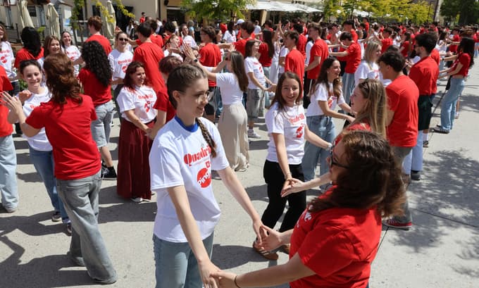 (FOTO IN VIDEO) Maturantska plesna četvorka po Sloveniji. V Mariboru pa na Lentu: "Plesalci poklon"