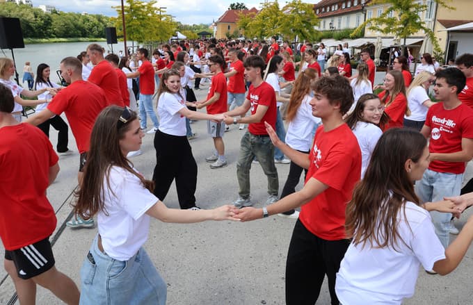 (FOTO IN VIDEO) Maturantska plesna četvorka po Sloveniji. V Mariboru pa na Lentu: "Plesalci poklon"