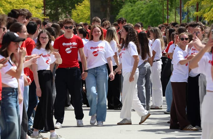 (FOTO IN VIDEO) Maturantska plesna četvorka po Sloveniji. V Mariboru pa na Lentu: "Plesalci poklon"