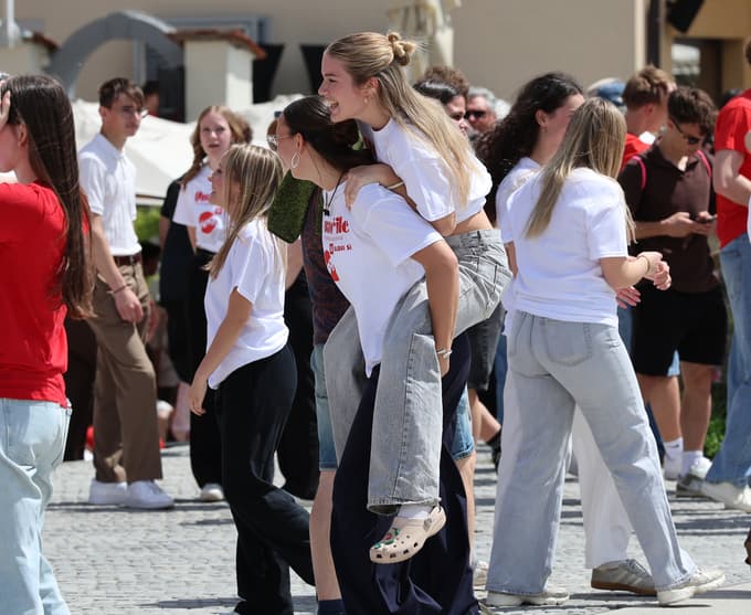 (FOTO IN VIDEO) Maturantska plesna četvorka po Sloveniji. V Mariboru pa na Lentu: "Plesalci poklon"